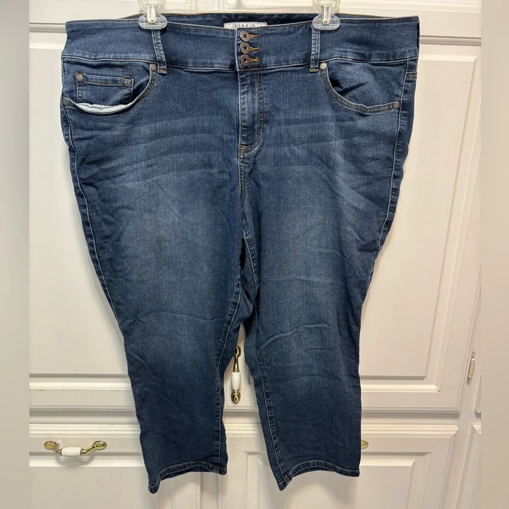 Torrid Super Denim Jegging Crop Button Fly Blue Jeans Women’s Size 24 - Picture 1 of 7